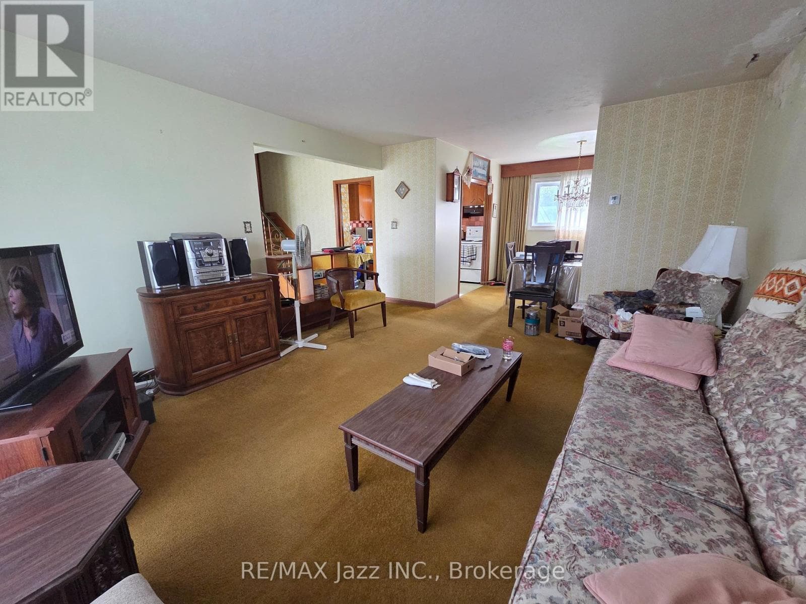 Single Family at 302 Poplar Street, Oshawa (Donevan), Ontario - Photo 5 - RE/MAX Garden City Realty