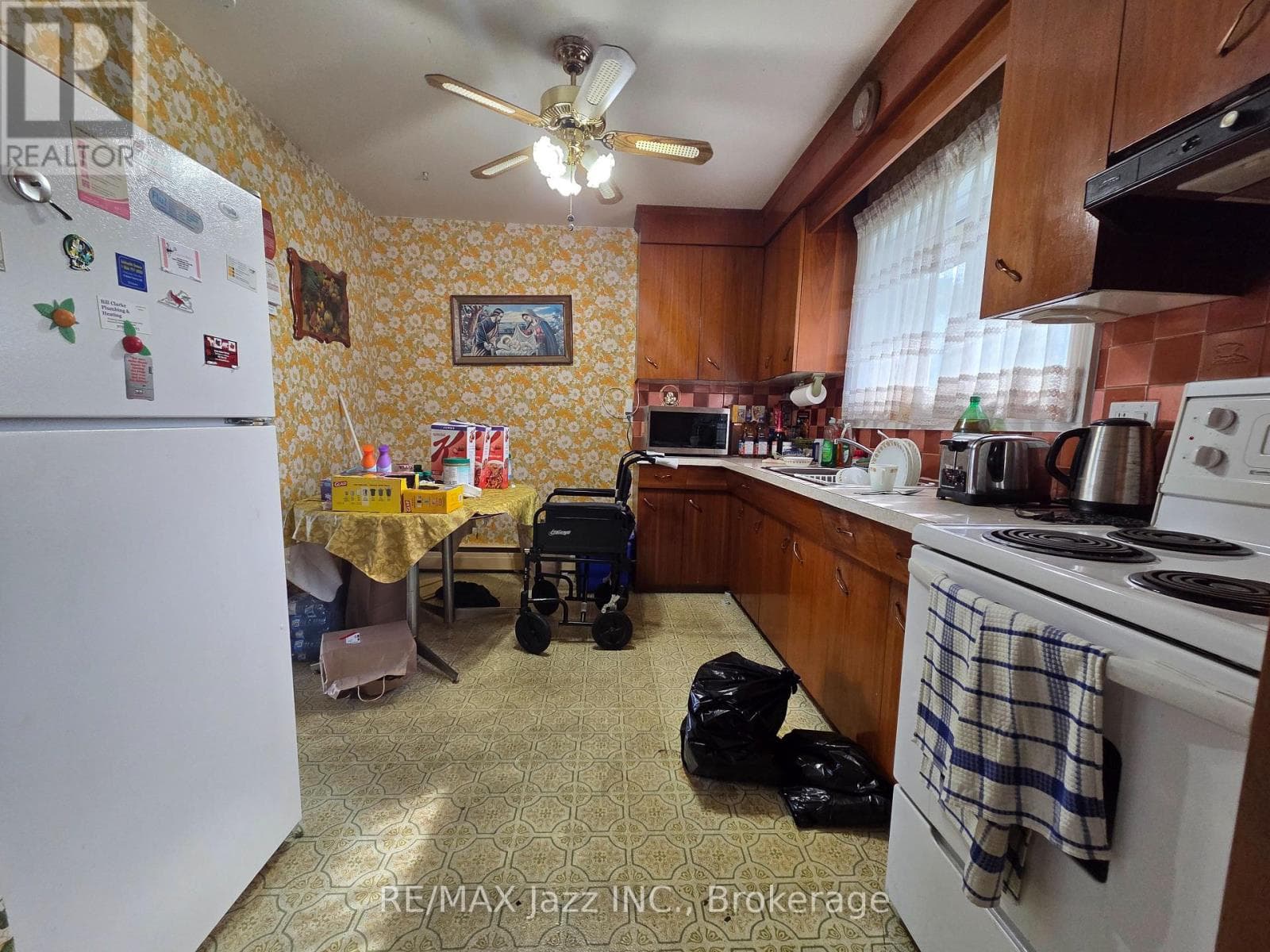 Single Family at 302 Poplar Street, Oshawa (Donevan), Ontario - Photo 8 - RE/MAX Garden City Realty
