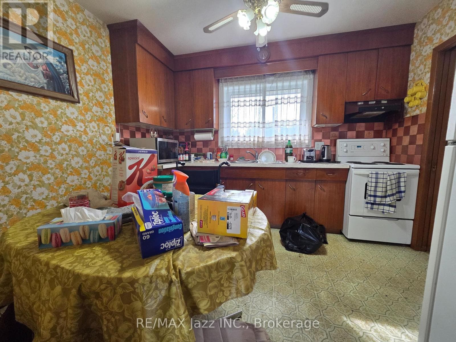 Single Family at 302 Poplar Street, Oshawa (Donevan), Ontario - Photo 7 - RE/MAX Garden City Realty