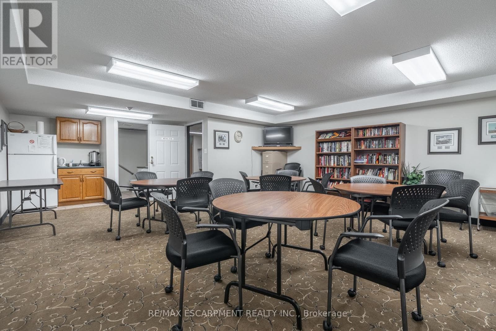 Single Family at 306- 970 Golf Links Road, Hamilton (Meadowlands), Ontario - Photo 5 - RE/MAX Garden City Realty