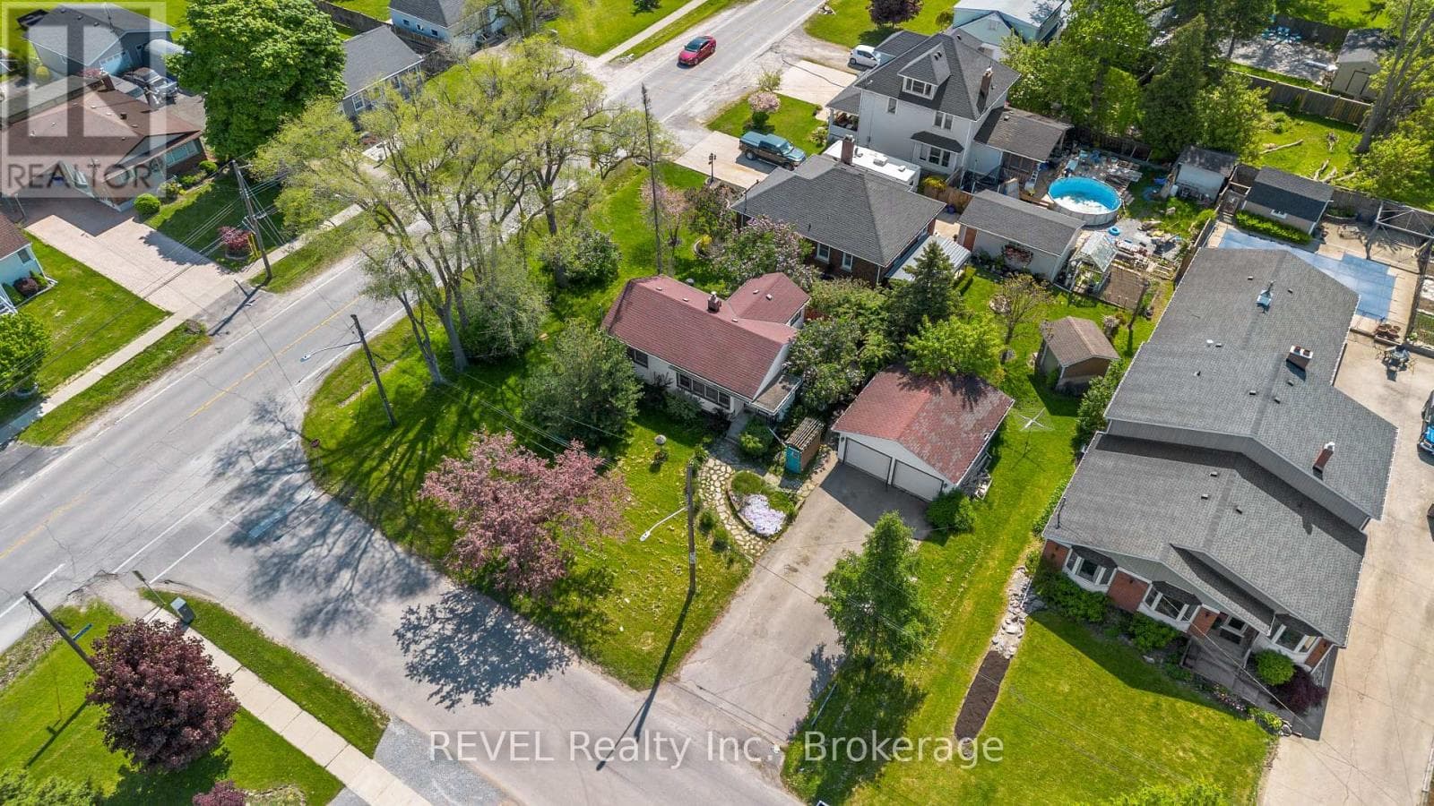 Single Family at 7962 Booth Street, Niagara Falls (Ascot), Ontario - Photo 2 - RE/MAX Garden City Realty