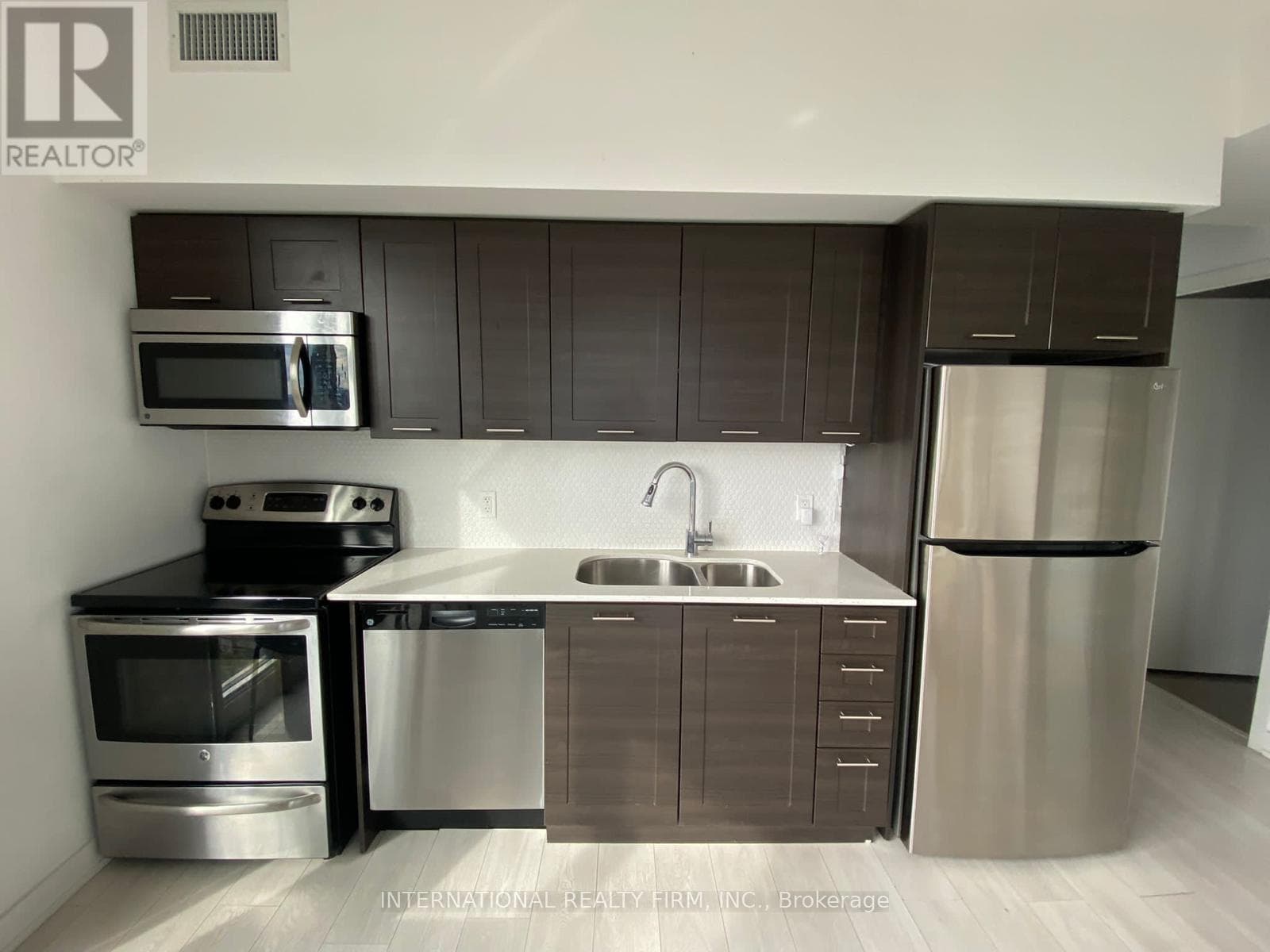 Single Family at 3606- 2212 Lakeshore Road, Toronto (Mimico), Ontario - Photo 4 - RE/MAX Garden City Realty