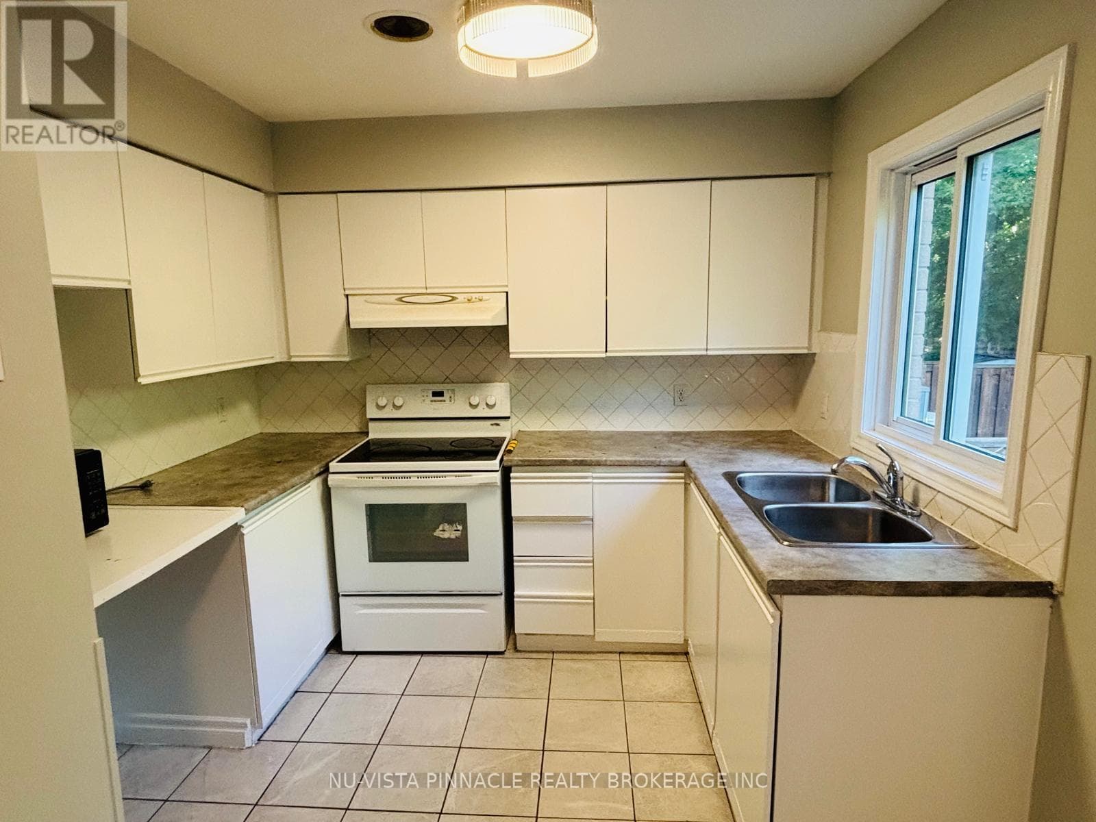 Single Family at 39- 577 Third Street, London East (East H), Ontario - Photo 7 - RE/MAX Garden City Realty