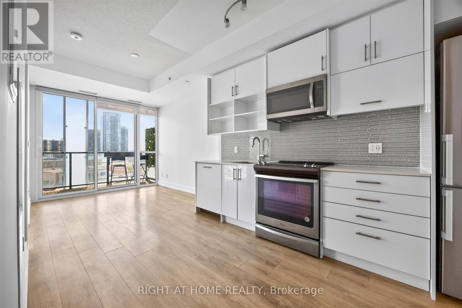 712- 128 Fairview Mall Drive