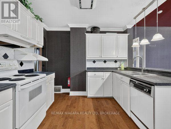 Single Family at 4758 Ryerson Crescent, Niagara Falls (Downtown), Ontario - Photo 6 - RE/MAX Garden City Realty