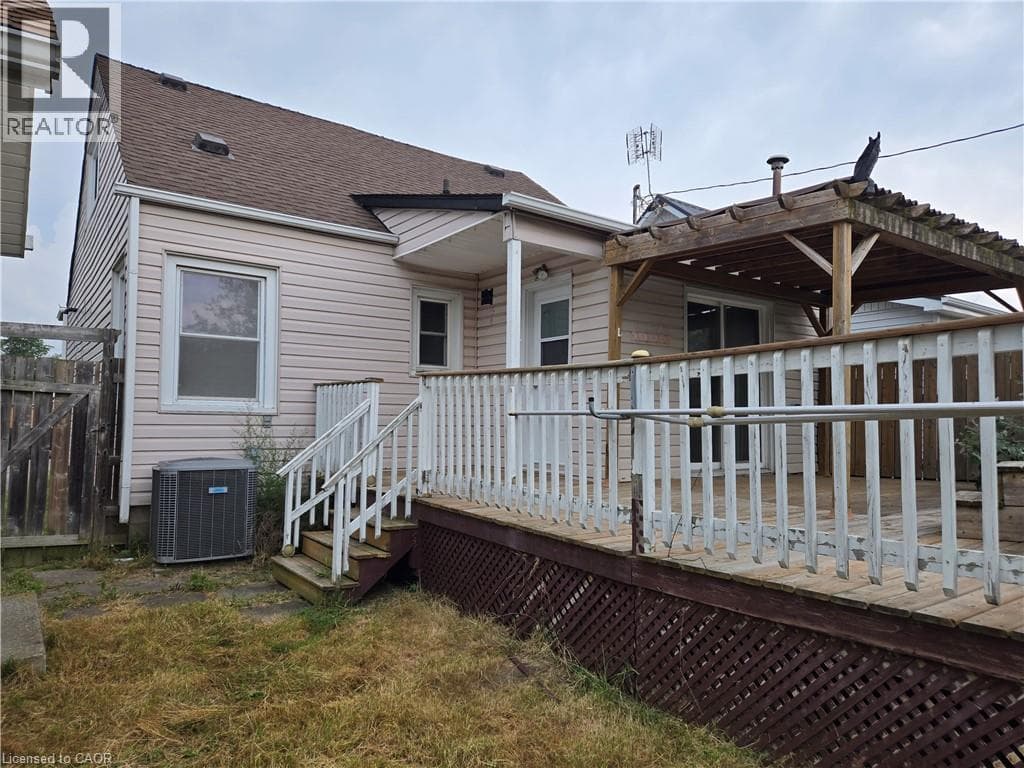 Single Family at 325 SIMPSON Avenue, Welland, Ontario - Photo 3 - RE/MAX Garden City Realty