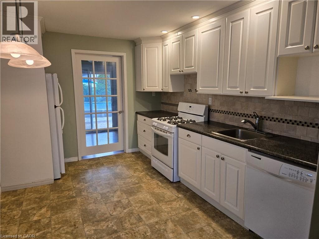 Single Family at 325 SIMPSON Avenue, Welland, Ontario - Photo 5 - RE/MAX Garden City Realty