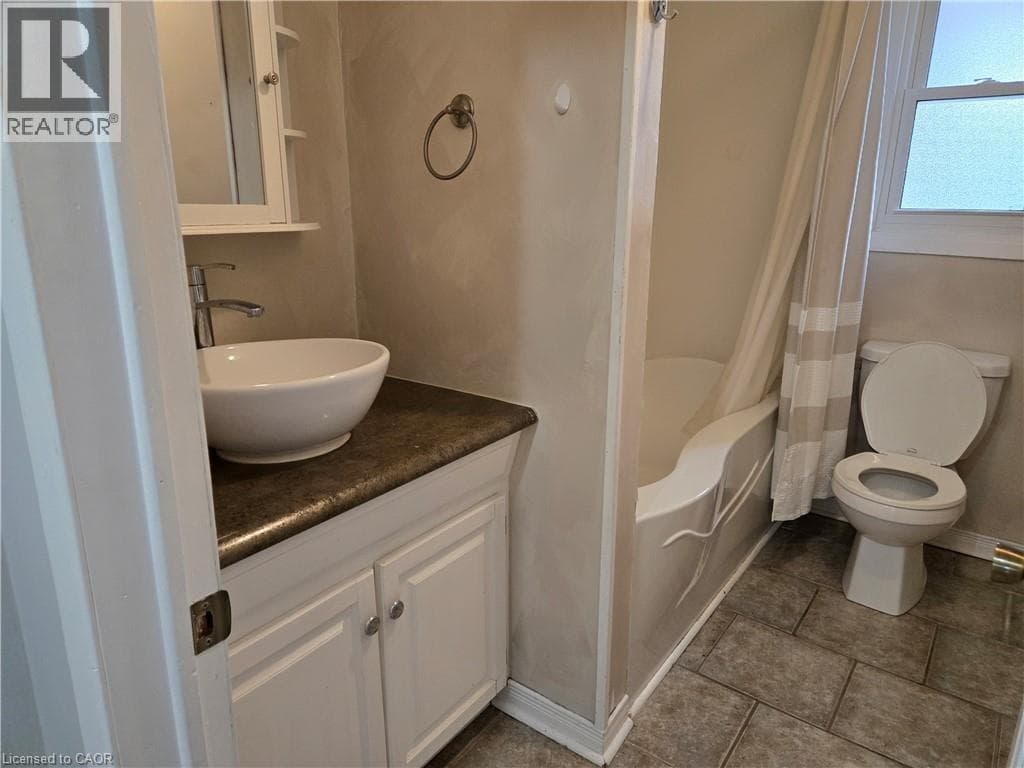 Single Family at 325 SIMPSON Avenue, Welland, Ontario - Photo 7 - RE/MAX Garden City Realty