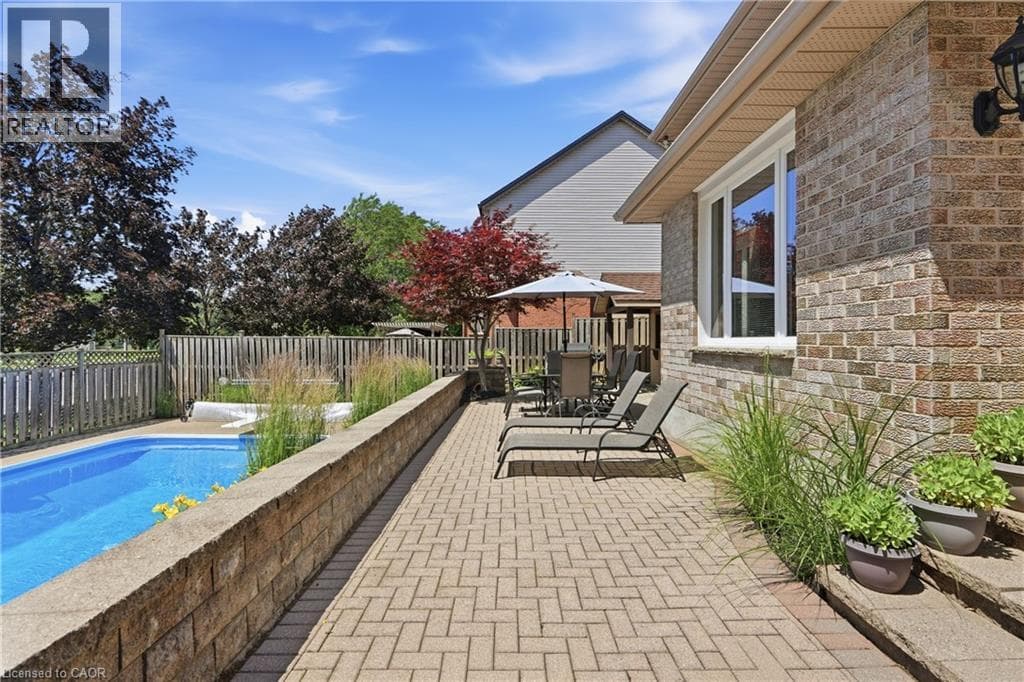 Single Family at 12 HARVEST OAK Drive, Welland, Ontario - Photo 4 - RE/MAX Garden City Realty