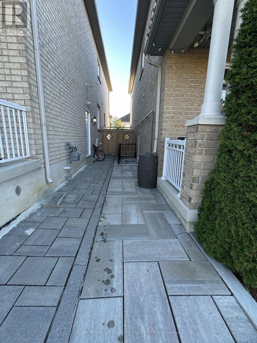 Single Family at 52 Herefordshire Crescent, Newmarket (Woodland Hill), Ontario - Photo 3 - RE/MAX Garden City Realty