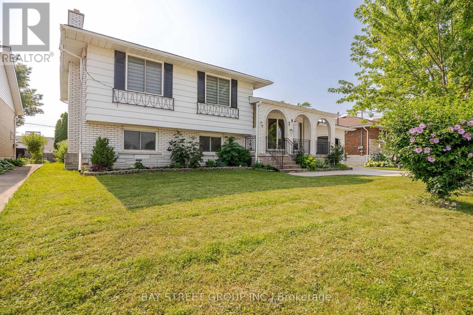 Single Family at Upper- 29 West Street, Thorold (Thorold Downtown), Ontario - Photo 2 - RE/MAX Garden City Realty