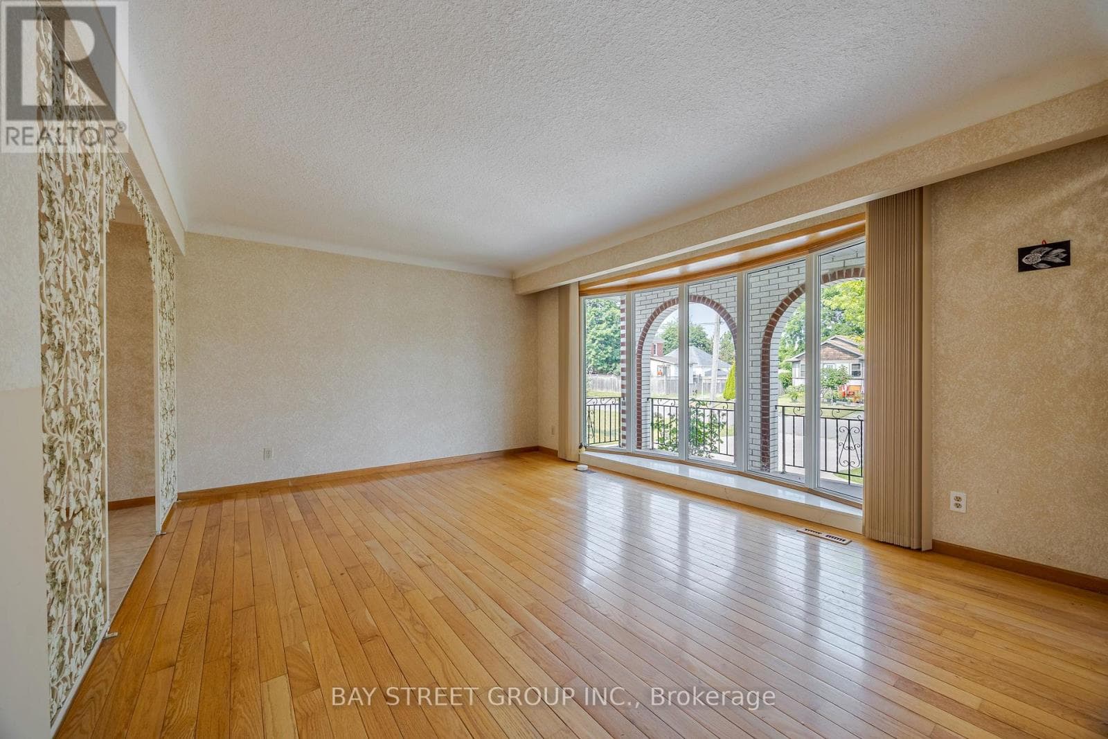 Single Family at Upper- 29 West Street, Thorold (Thorold Downtown), Ontario - Photo 3 - RE/MAX Garden City Realty