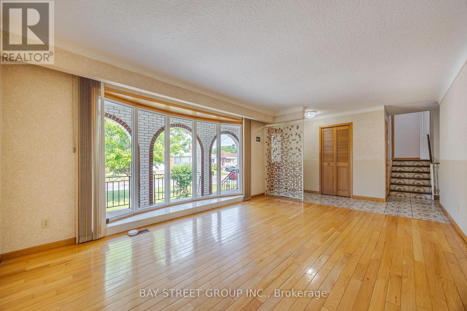 Single Family at Upper- 29 West Street, Thorold (Thorold Downtown), Ontario - Photo 4 - RE/MAX Garden City Realty