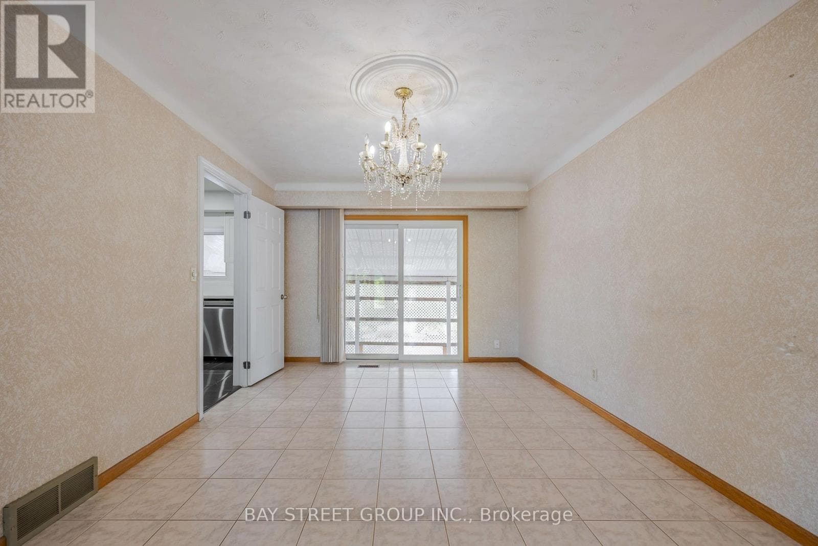 Single Family at Upper- 29 West Street, Thorold (Thorold Downtown), Ontario - Photo 5 - RE/MAX Garden City Realty