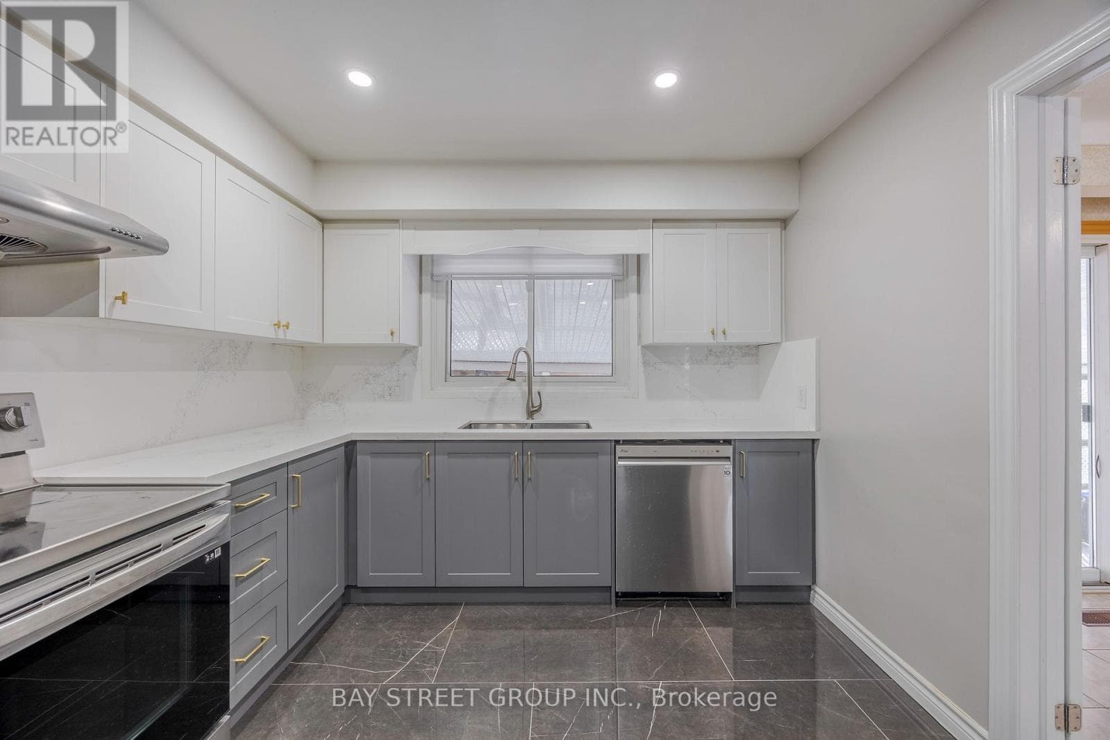 Single Family at Upper- 29 West Street, Thorold (Thorold Downtown), Ontario - Photo 7 - RE/MAX Garden City Realty