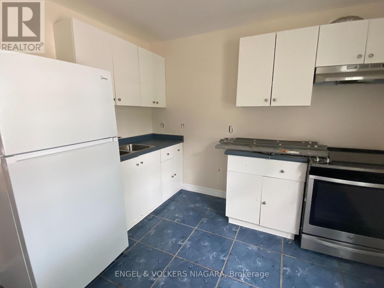 Single Family at 2- 5006 Willmott Street, Niagara Falls (Cherrywood), Ontario - Photo 6 - RE/MAX Garden City Realty