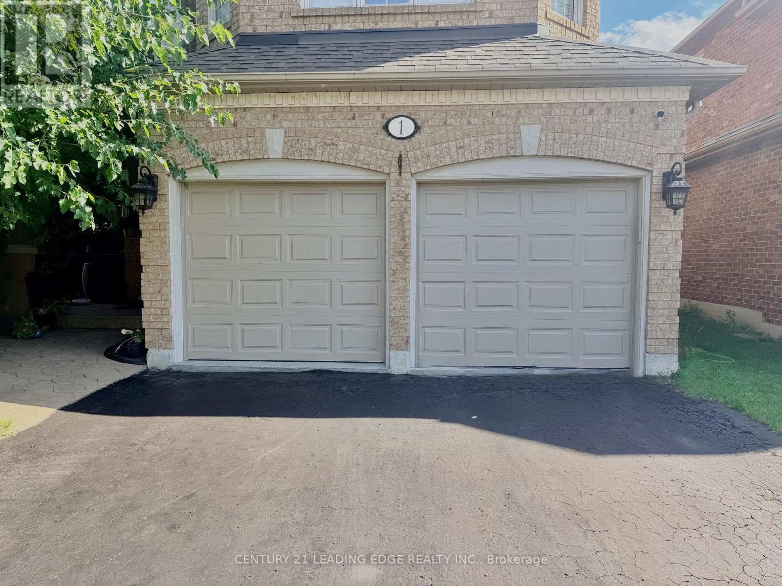 Single Family at 1 Castle Green Drive, Whitby (Rolling Acres), Ontario - Photo 4 - RE/MAX Garden City Realty