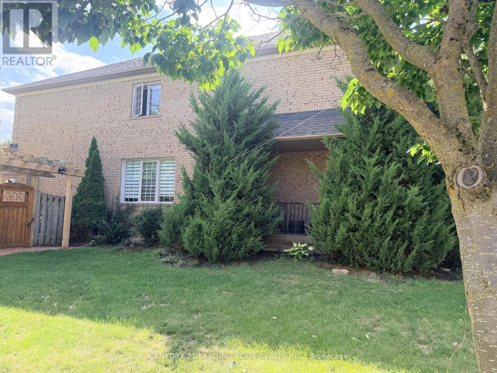 Single Family at 1 Castle Green Drive, Whitby (Rolling Acres), Ontario - Photo 5 - RE/MAX Garden City Realty