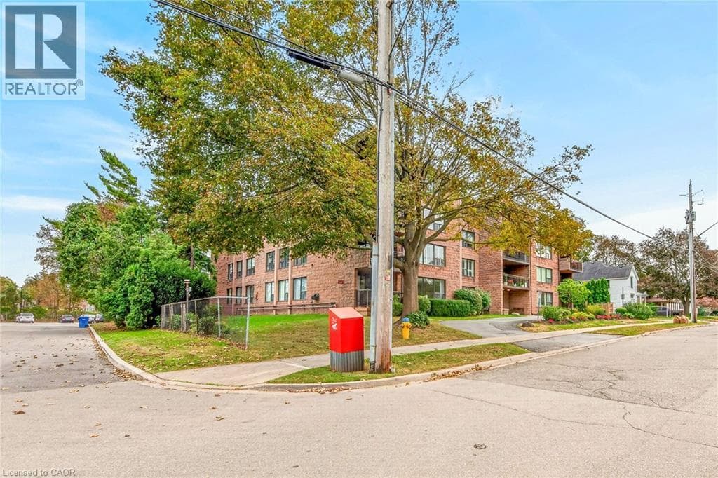 Single Family at 101- 28 ROBINSON Street, Grimsby, Ontario - Photo 4 - RE/MAX Garden City Realty