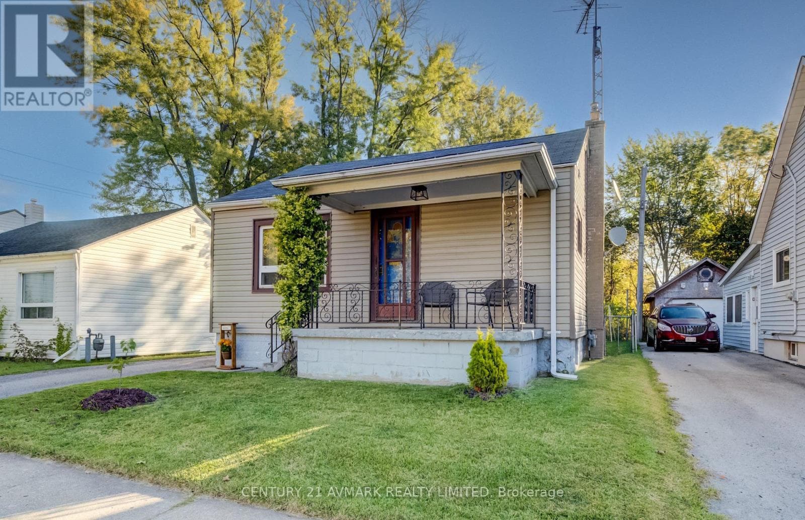 Single Family at 48 Dunkirk Road, Welland (Lincoln/Crowland), Ontario - Photo 2 - RE/MAX Garden City Realty