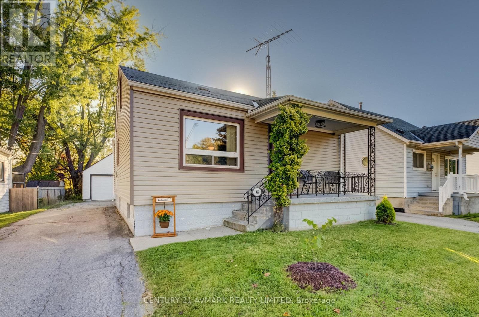 Single Family at 48 Dunkirk Road, Welland (Lincoln/Crowland), Ontario - Photo 3 - RE/MAX Garden City Realty