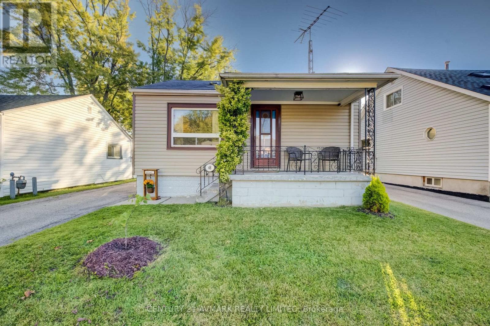 Single Family at 48 Dunkirk Road, Welland (Lincoln/Crowland), Ontario - Photo 4 - RE/MAX Garden City Realty