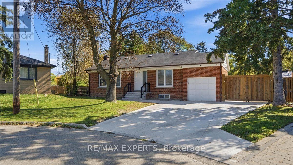 Single Family at 18 Robson Place, Toronto (Newtonbrook West), Ontario - Photo 3 - RE/MAX Garden City Realty