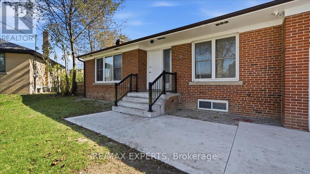 Single Family at 18 Robson Place, Toronto (Newtonbrook West), Ontario - Photo 4 - RE/MAX Garden City Realty