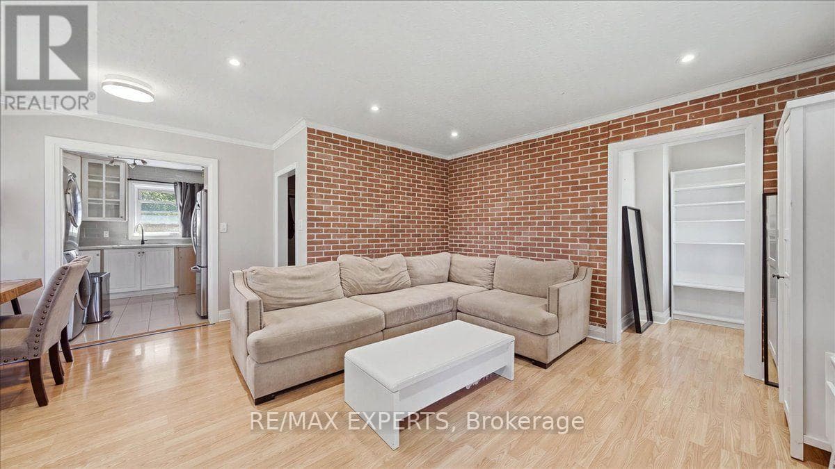 Single Family at 18 Robson Place, Toronto (Newtonbrook West), Ontario - Photo 5 - RE/MAX Garden City Realty