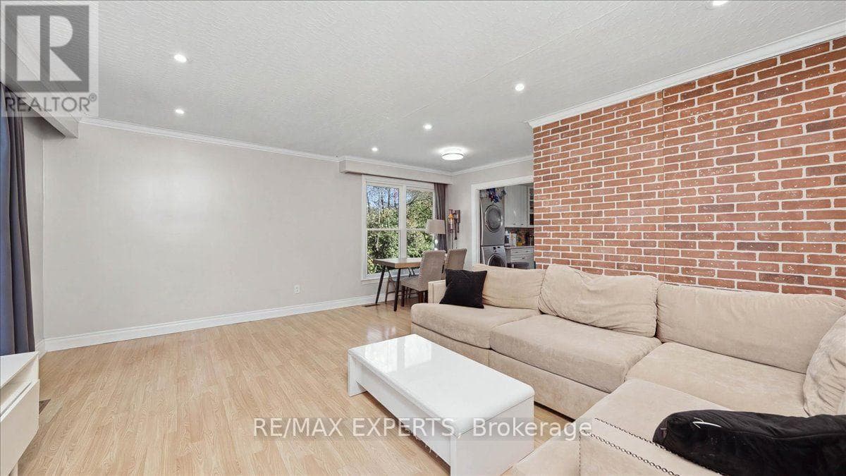 Single Family at 18 Robson Place, Toronto (Newtonbrook West), Ontario - Photo 6 - RE/MAX Garden City Realty