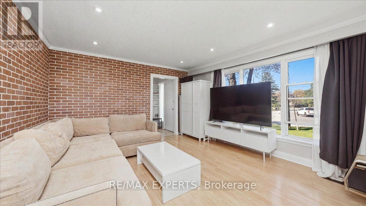 Single Family at 18 Robson Place, Toronto (Newtonbrook West), Ontario - Photo 7 - RE/MAX Garden City Realty