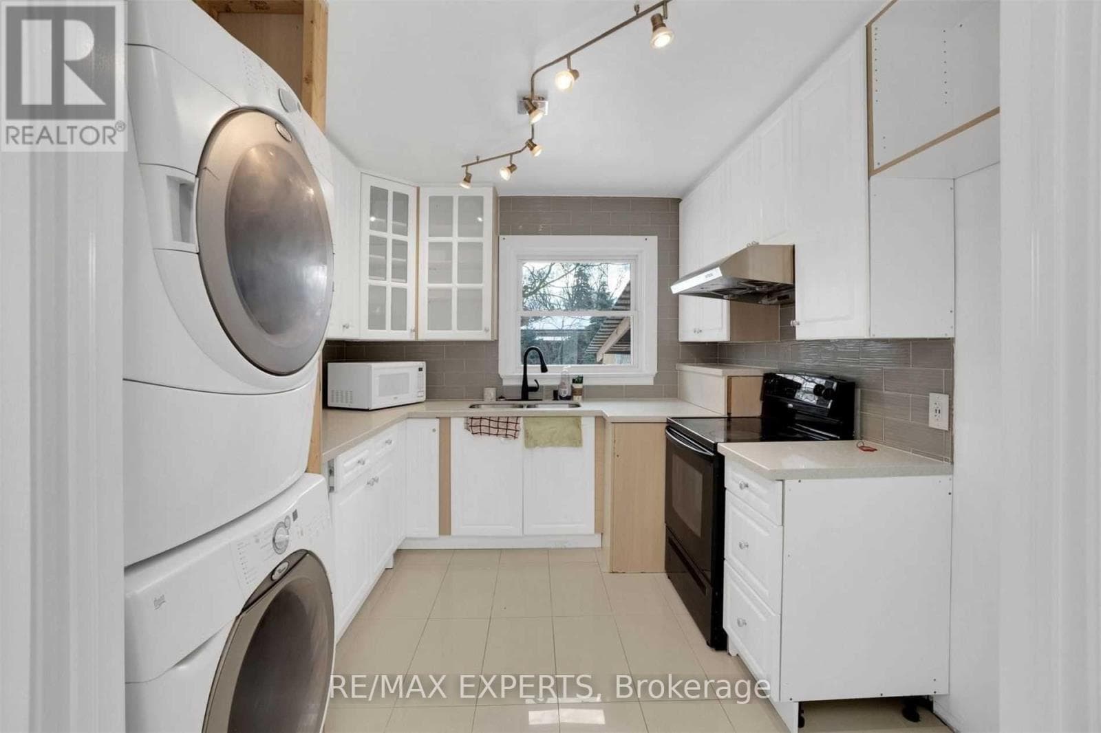 Single Family at 18 Robson Place, Toronto (Newtonbrook West), Ontario - Photo 8 - RE/MAX Garden City Realty