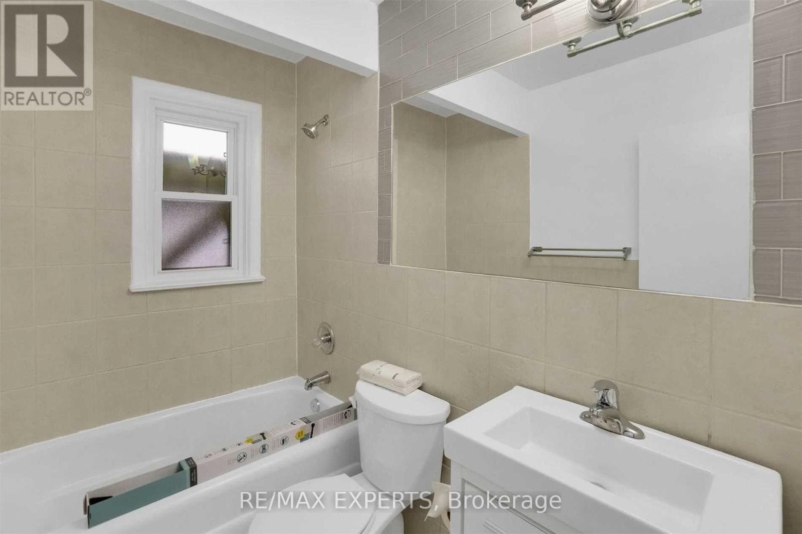Single Family at 18 Robson Place, Toronto (Newtonbrook West), Ontario - Photo 9 - RE/MAX Garden City Realty