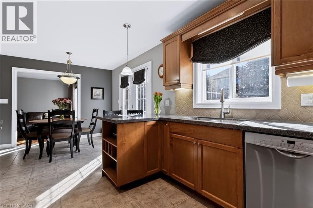 Single Family at 4970 KENNEDY Street, Beamsville, Ontario - Photo 9 - RE/MAX Garden City Realty