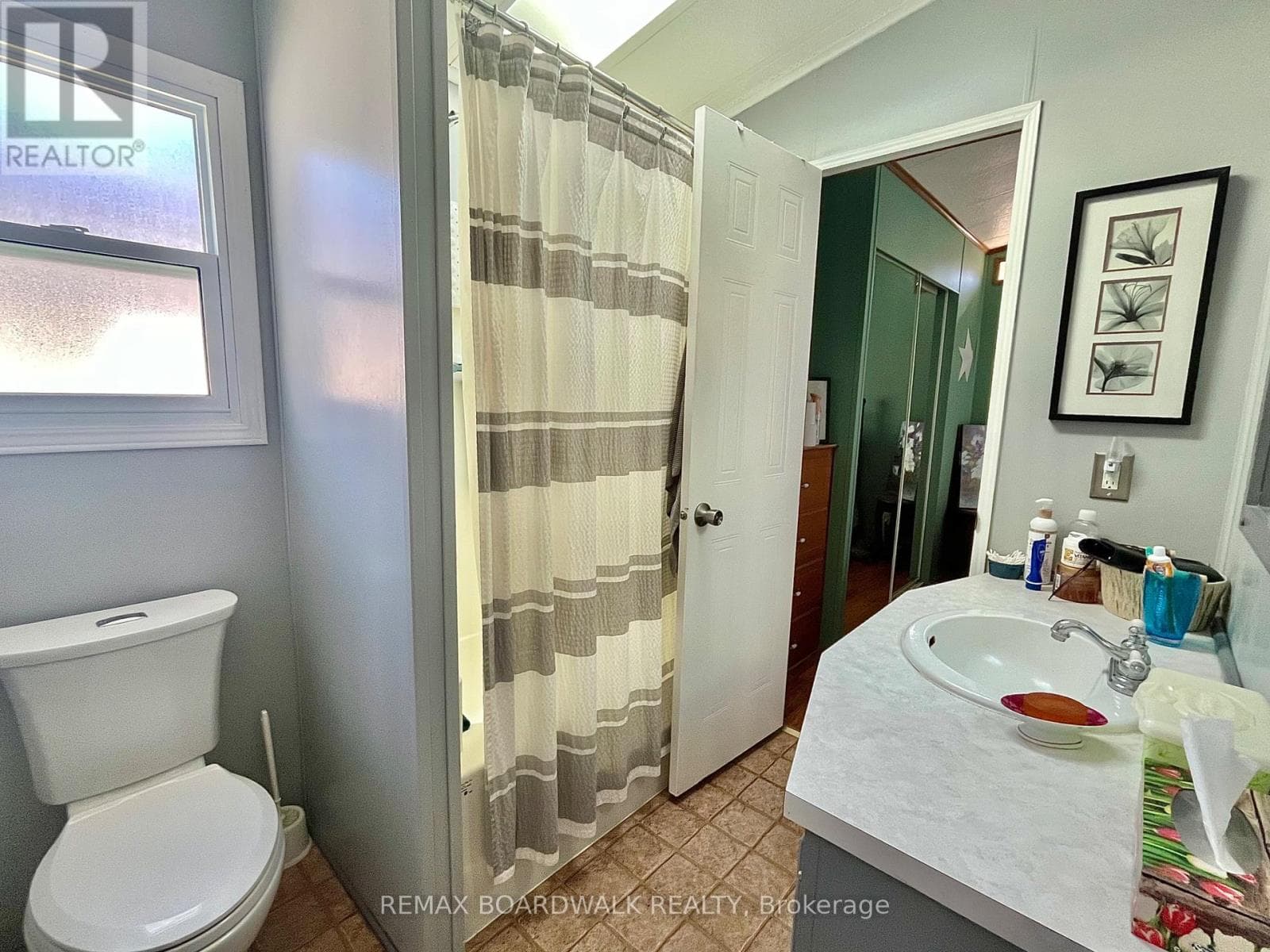 Single Family at 1 Mireille Private, Ottawa, Ontario - Photo 7 - RE/MAX Garden City Realty