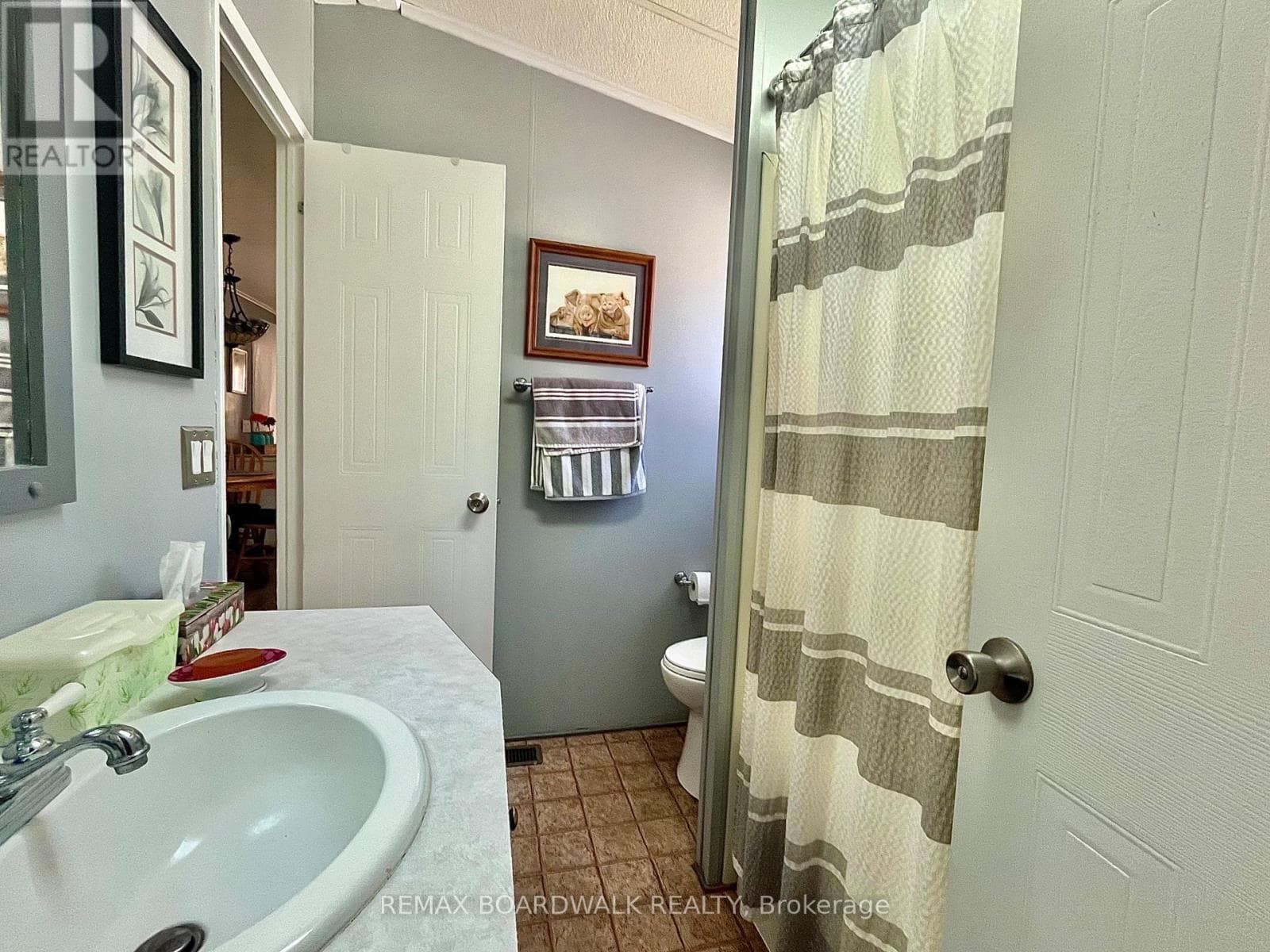 Single Family at 1 Mireille Private, Ottawa, Ontario - Photo 8 - RE/MAX Garden City Realty