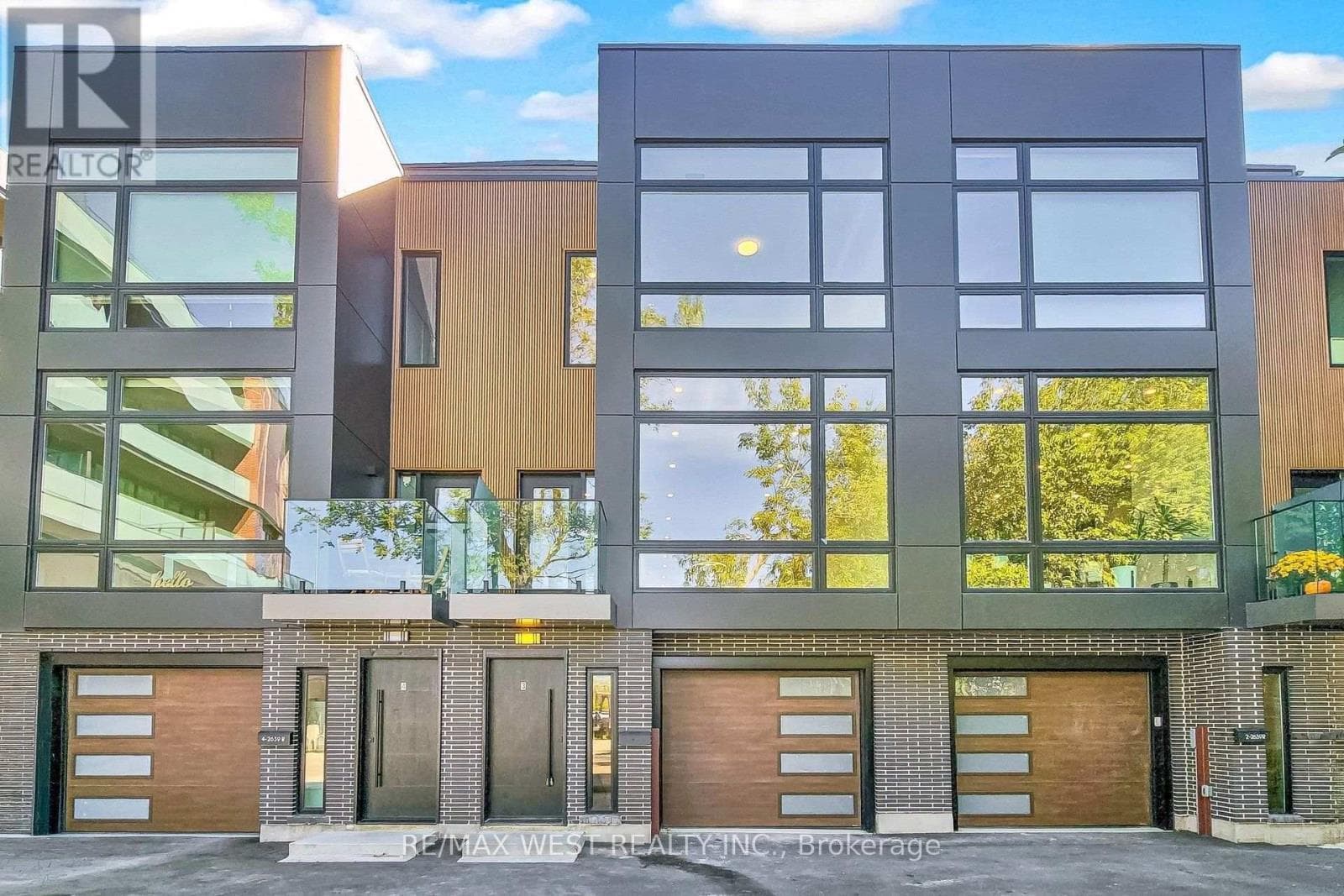 3- 2639R Dundas Street
