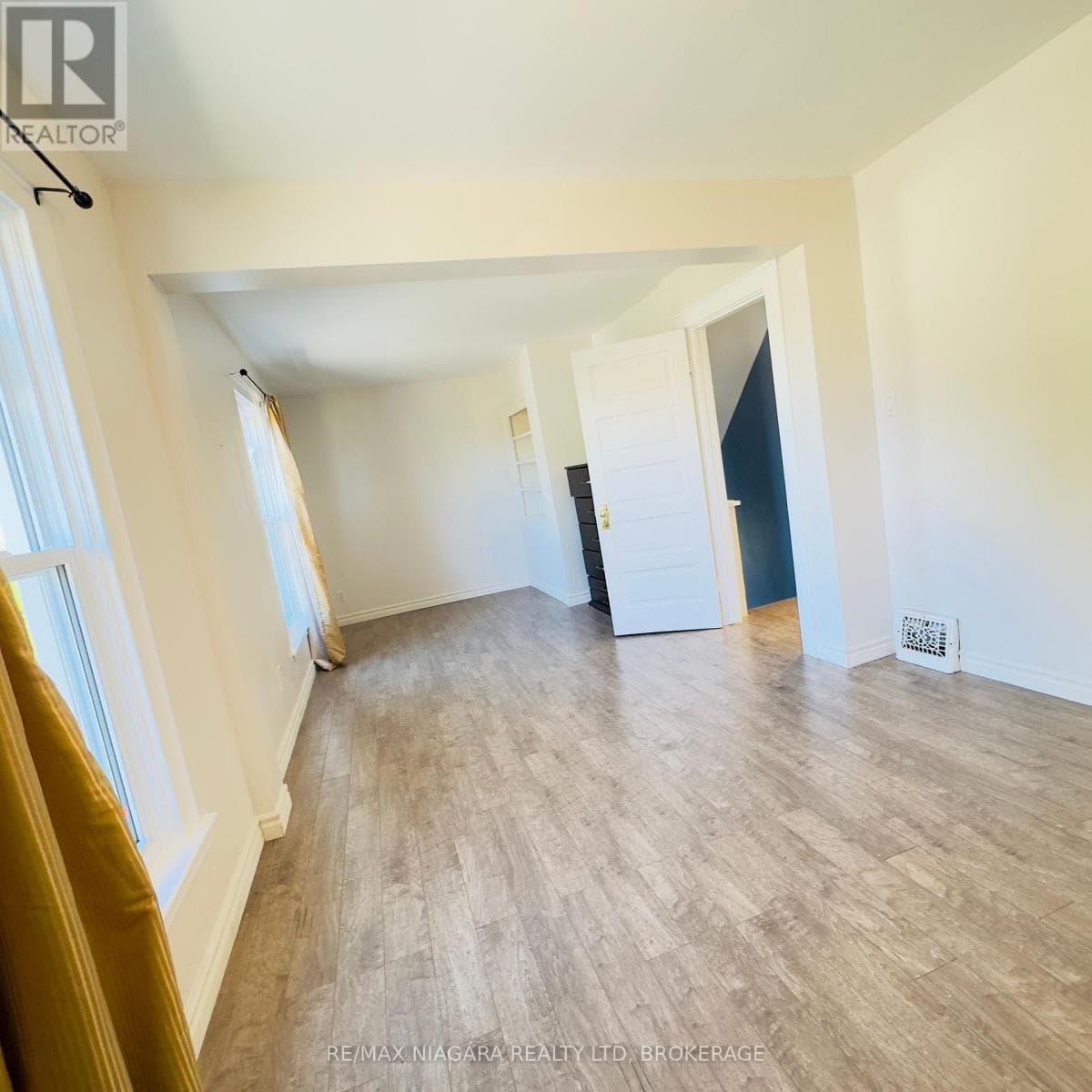 Single Family at 4825 Crysler Avenue, Niagara Falls (Downtown), Ontario - Photo 8 - RE/MAX Garden City Realty