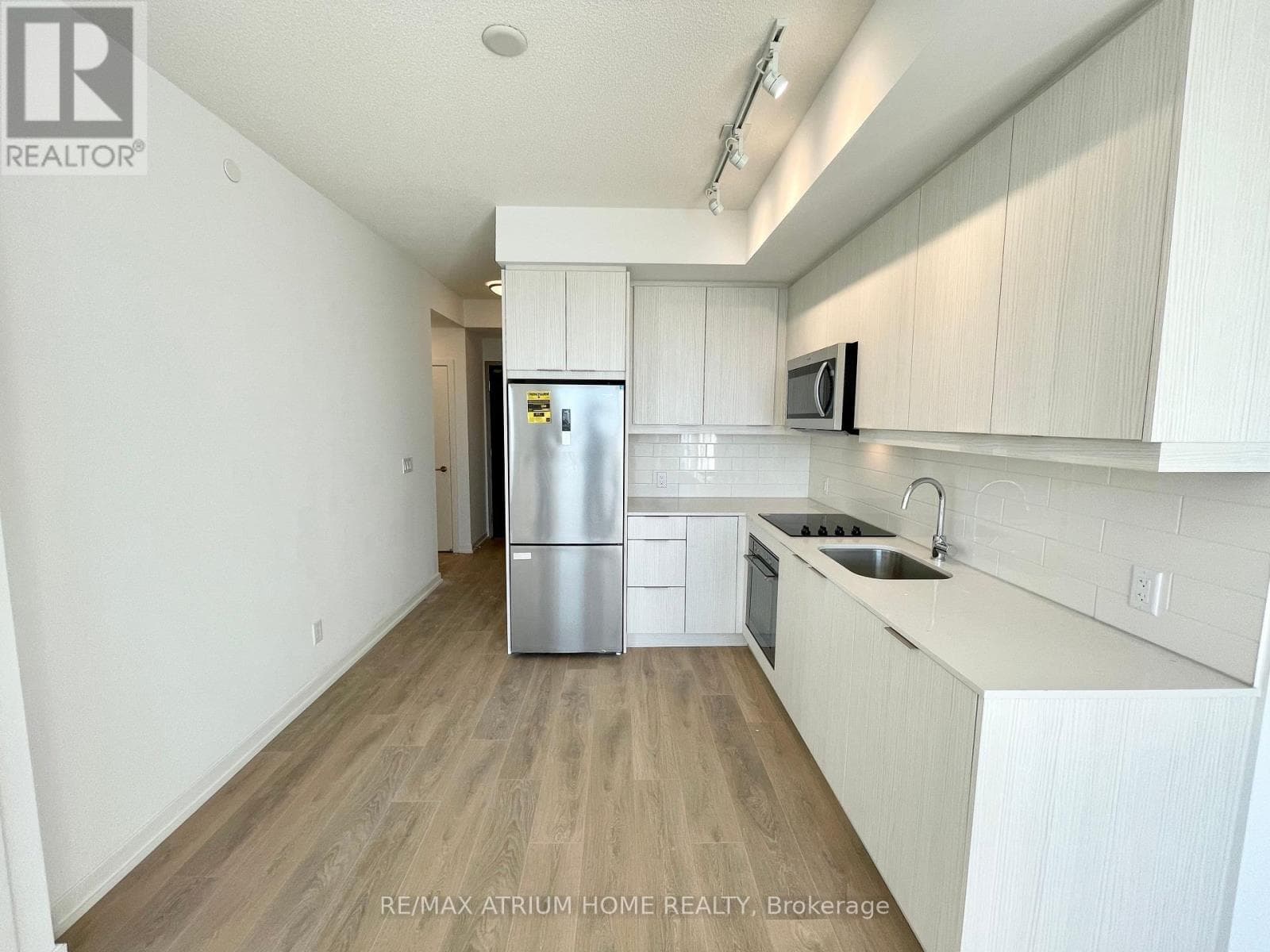Single Family at 1907- 32 Forest Manor Road, Toronto (Henry Farm), Ontario - Photo 4 - RE/MAX Garden City Realty