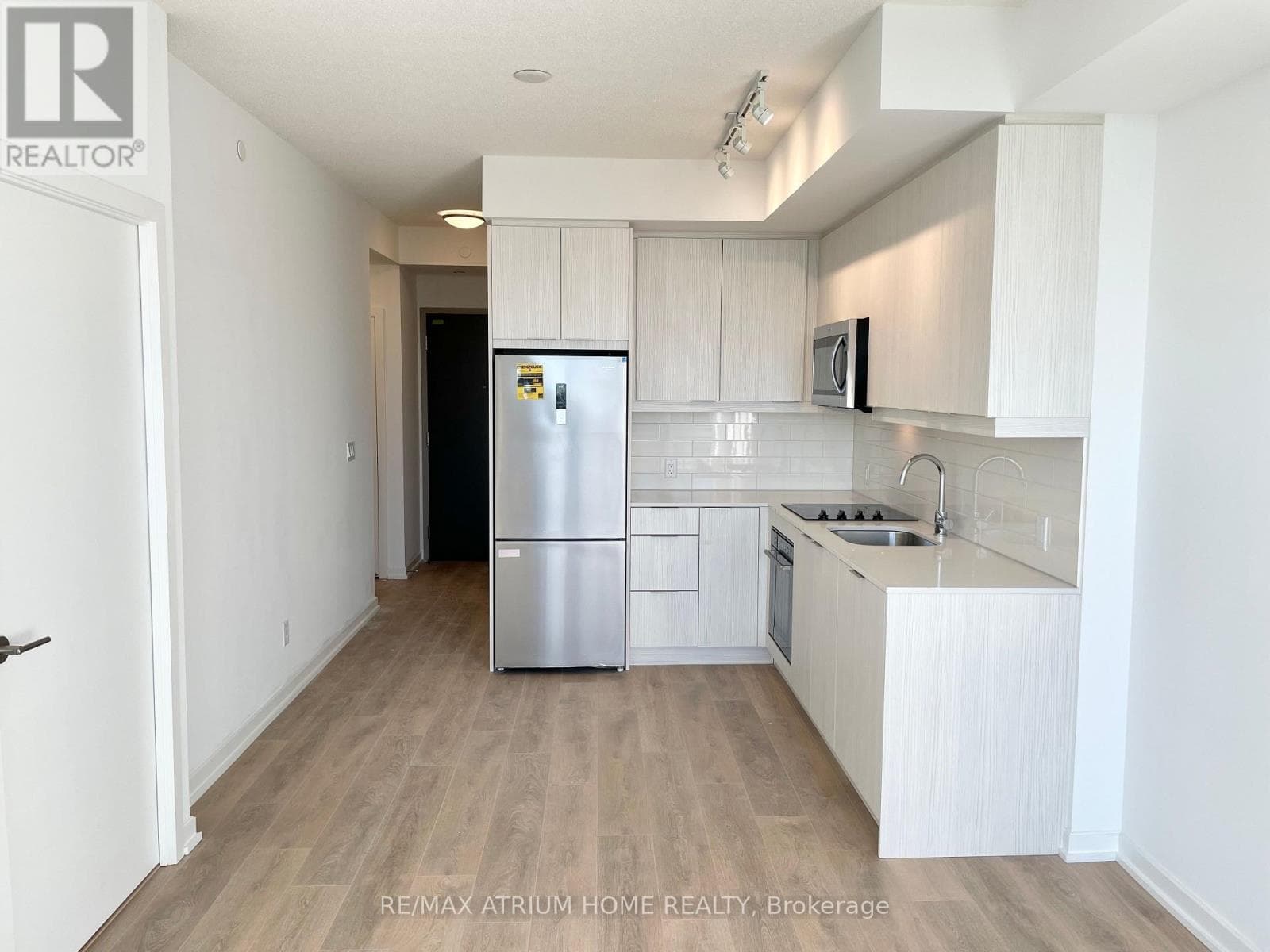 Single Family at 1907- 32 Forest Manor Road, Toronto (Henry Farm), Ontario - Photo 5 - RE/MAX Garden City Realty