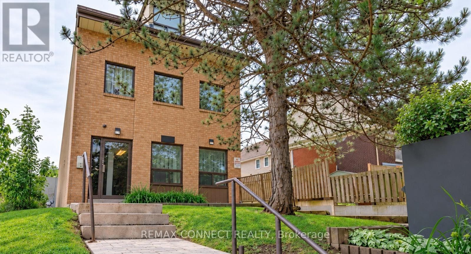 303- 4872 Valley Way