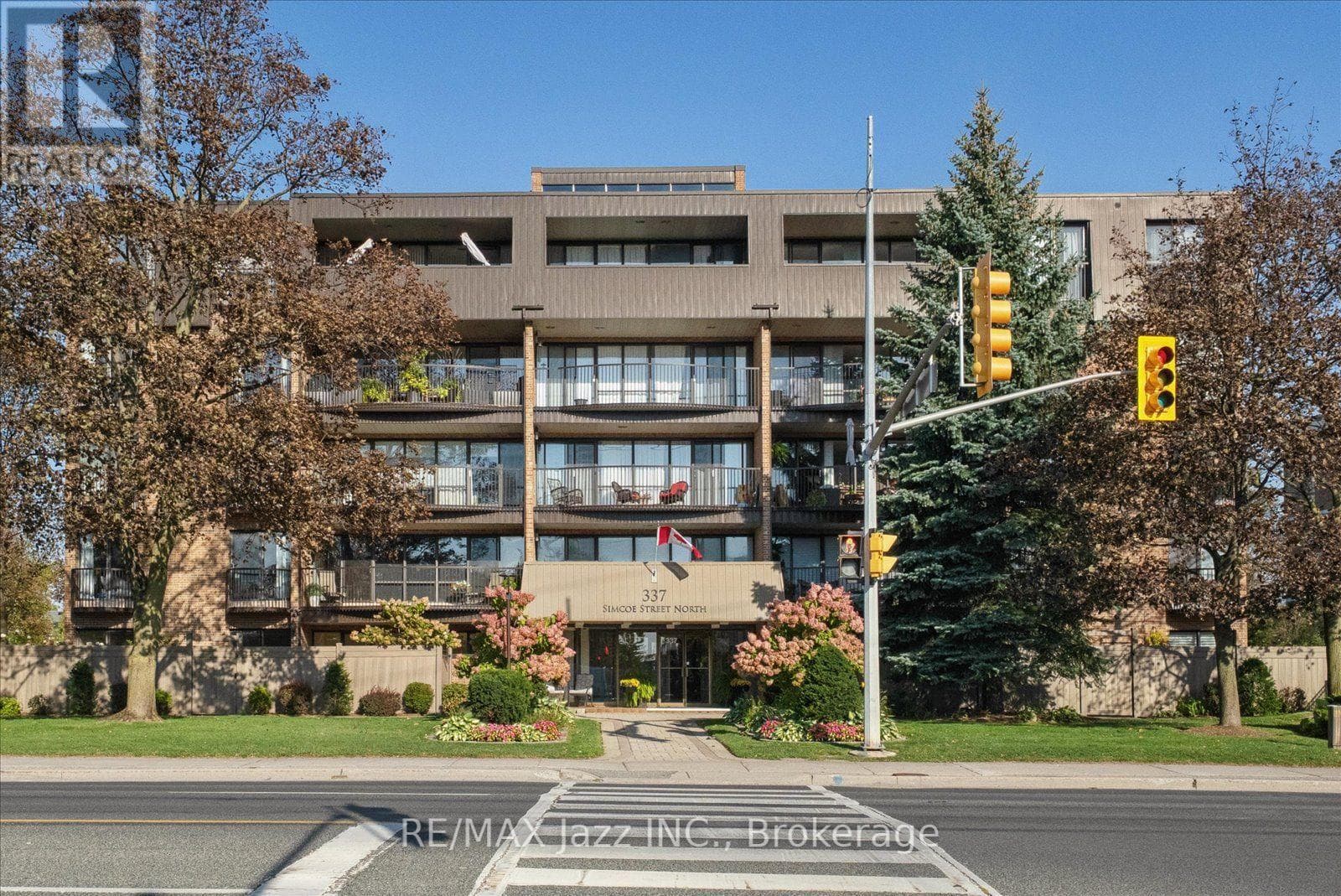 405- 337 Simcoe Street