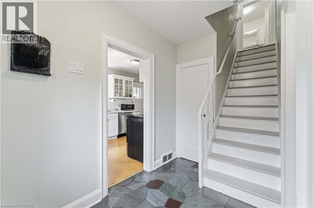 Single Family at 1537 GREGORY Road, St. Catharines, Ontario - Photo 8 - RE/MAX Garden City Realty