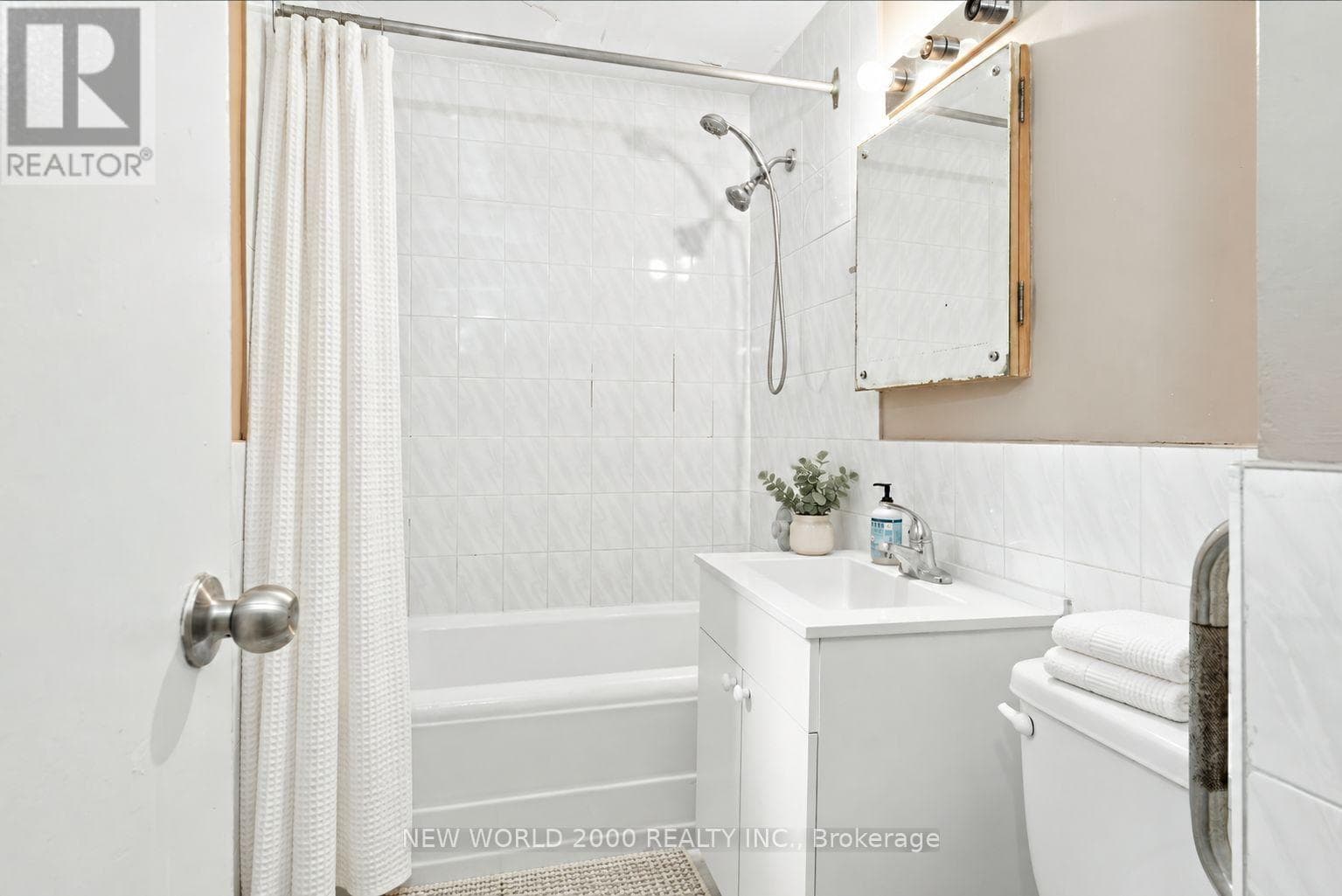 Single Family at 303- 110 St Clair Avenue, Toronto (Yonge-St. Clair), Ontario - Photo 9 - RE/MAX Garden City Realty