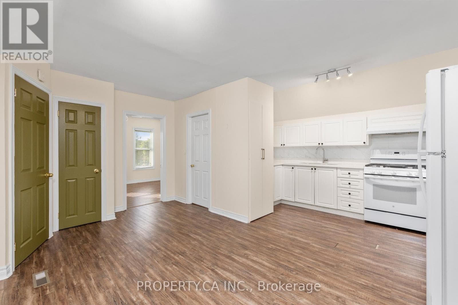Single Family at 112 Stephenson Avenue, Toronto (East End-Danforth), Ontario - Photo 3 - RE/MAX Garden City Realty
