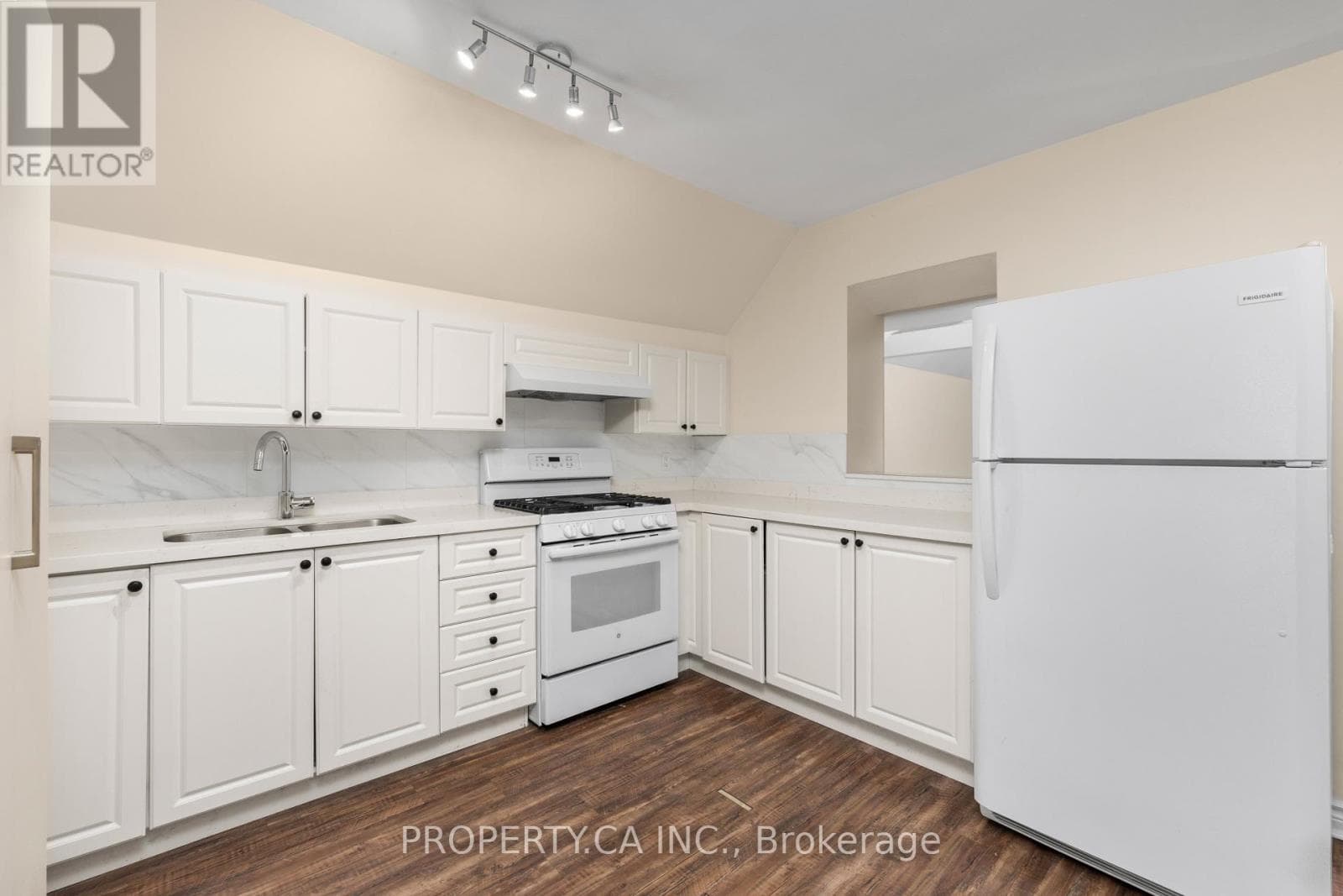 Single Family at 112 Stephenson Avenue, Toronto (East End-Danforth), Ontario - Photo 6 - RE/MAX Garden City Realty