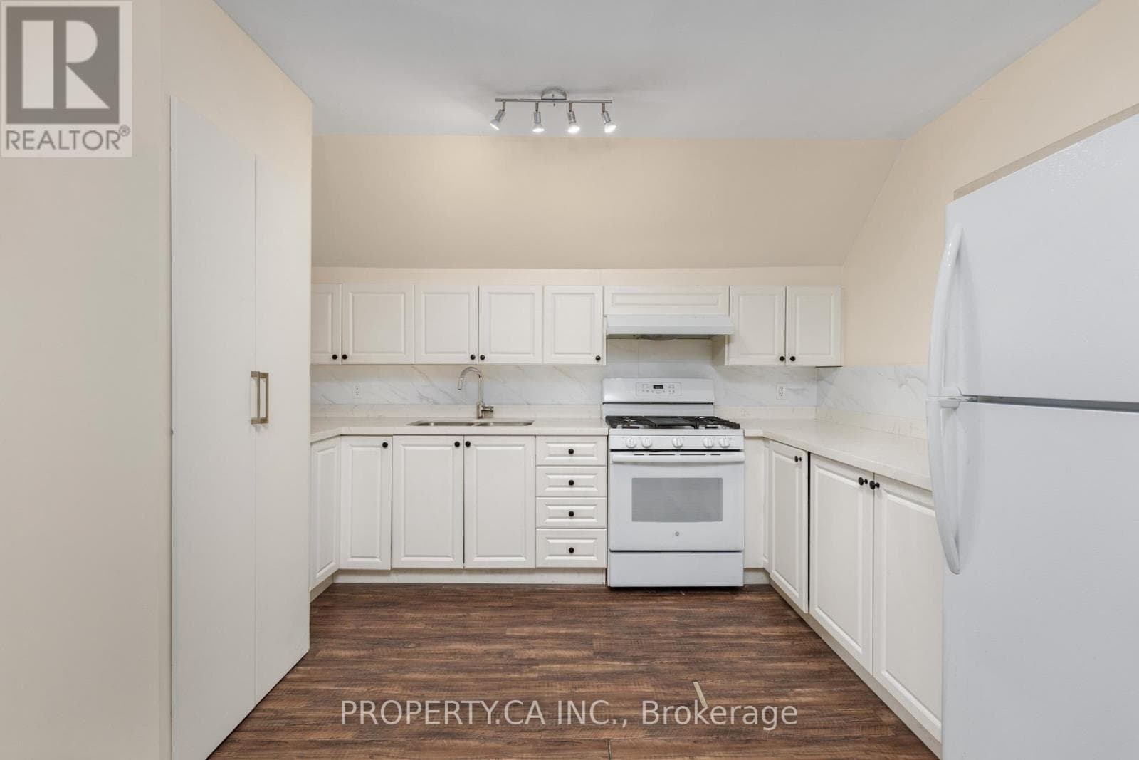 Single Family at 112 Stephenson Avenue, Toronto (East End-Danforth), Ontario - Photo 7 - RE/MAX Garden City Realty