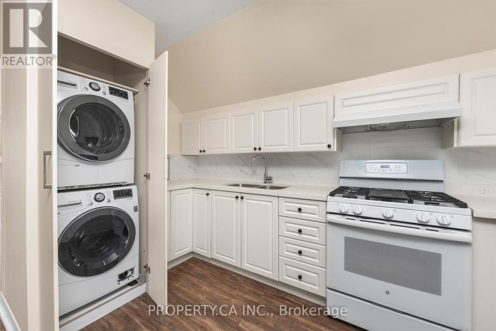 Single Family at 112 Stephenson Avenue, Toronto (East End-Danforth), Ontario - Photo 8 - RE/MAX Garden City Realty