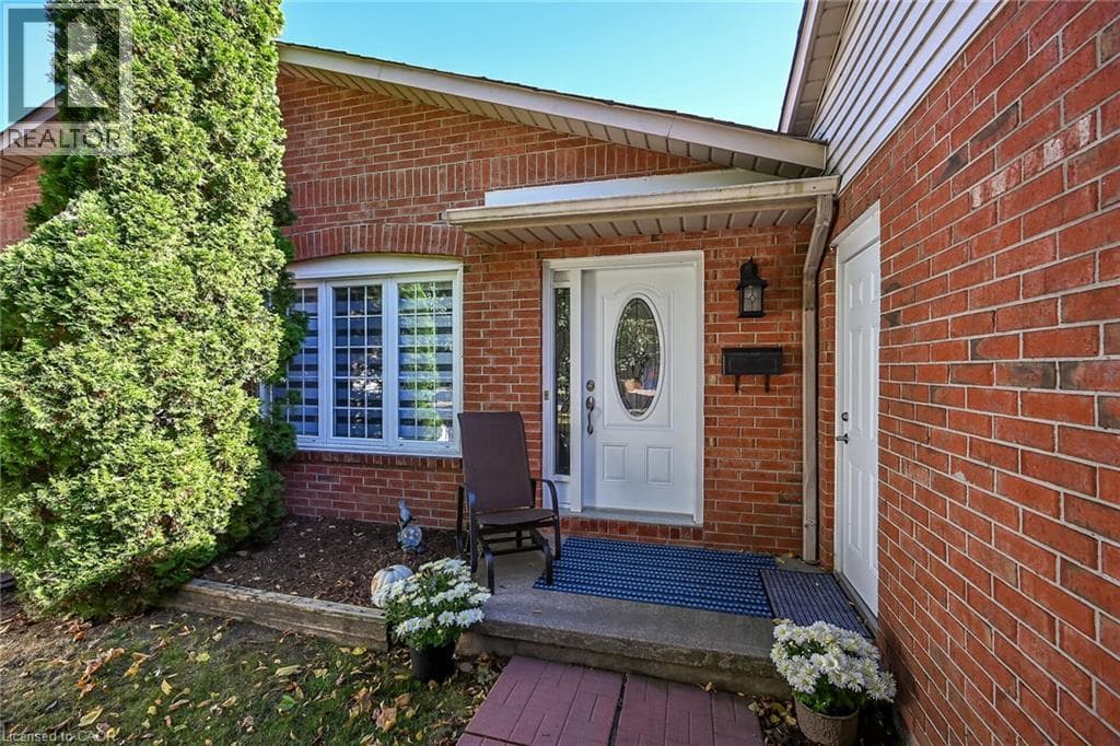 Single Family at 89 STONEY BROOK Crescent, St. Catharines, Ontario - Photo 3 - RE/MAX Garden City Realty
