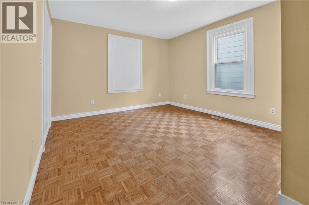 Single Family at 15 ADELAIDE Street, Grimsby, Ontario - Photo 10 - RE/MAX Garden City Realty